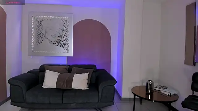 LizzHamilton   online show from December 21, 2025, 6:31 pm