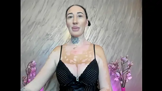 Rayanablackandwhite online show from June 13, 2026, 9:51 am