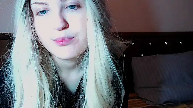 Sara4uu online show from December 15, 2025, 11:53 pm