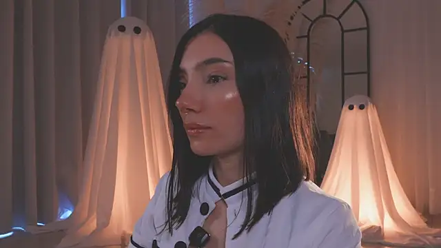 AmyArmstrong online show from October 18, 2025, 9:06 pm