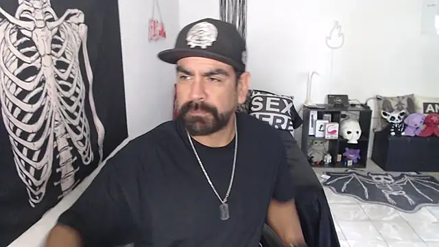 Snapshot of soyelcarlitos_ chatting on May 3, 2026, 5:38 pm soyelcarlitos online show from May 3, 2026, 5:38 pm